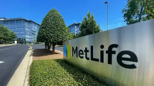 Fachada com letreiro MetLife